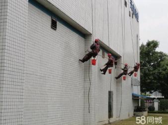 高空作業(yè)證與外墻施工安全 蜘蛛人、打膠防水與吊籃租賃的行業(yè)解析